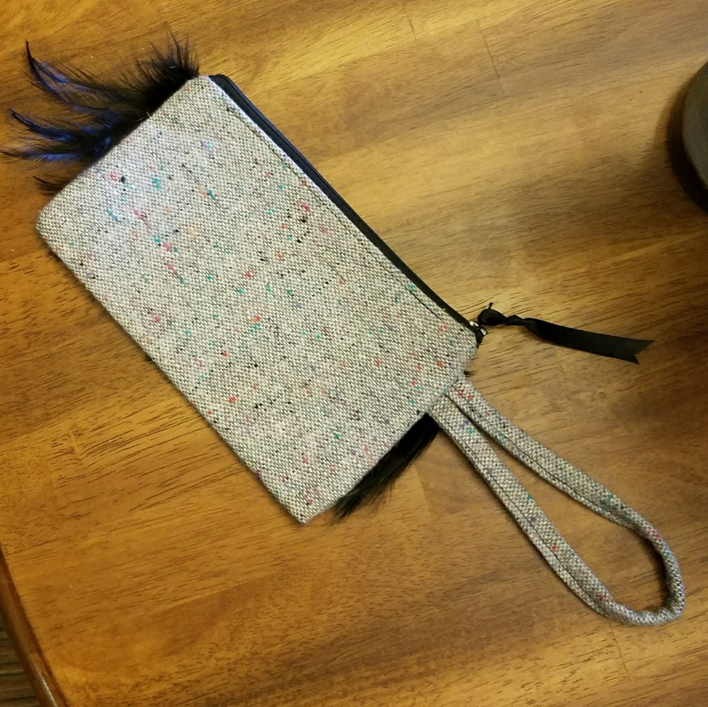Vic Wristlet - Picture 2 of 4